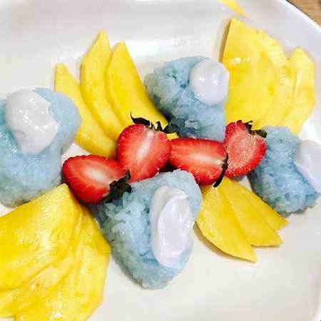 Blue pea glutinous rice with mango