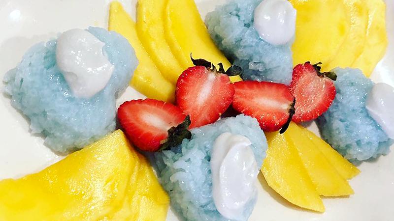 Blue pea glutinous rice with mango